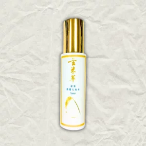 玄米所含維生素E及維生素B群是白米的5-10倍，維生素B群可促進新陳代謝，對細胞及免疫方面具有調節作用。 維生素E能防止多元不飽和脂肪酸及磷脂質被氧化，有助維持細胞膜的完整性，清除細胞呼吸與氧化作用產生之自由基，在保護細胞及抗老化方面扮演關鍵角色。 保濕化妝水著重熟齡肌膚的調理，加強眼眶及臉頰乾燥處保濕，有助調整角質狀態
