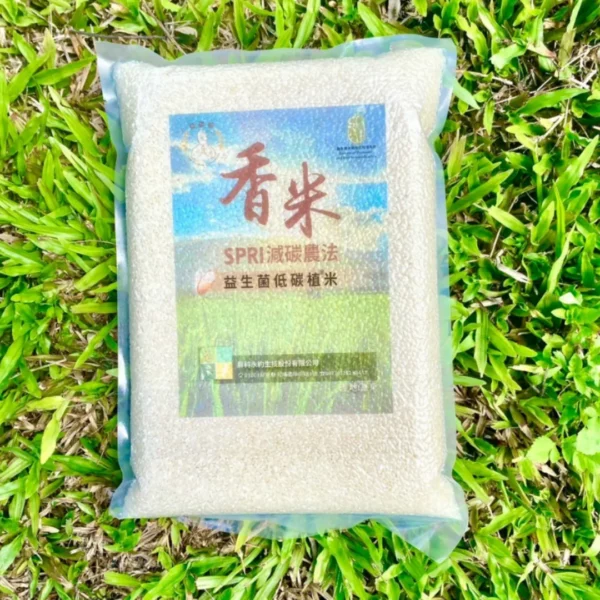 益生菌低碳植香米選用高雄147號香米品種，採用創新的水稻益生菌強化系統（System of Probiotic and Rice Intensification, 簡稱 SPRI）耕作而成。此農法融合益生菌施用與環境友善理念，全程不使用化學肥料與農藥，並透過間歇灌溉技術有效節水，同時大幅降低溫室氣體排放。 SPRI農法不僅能強化水稻健康與抗逆性，更能活化土壤微生態，減緩氣候變遷對農業生產的衝擊，實現低碳永續的栽培願景。 高雄147號米粒飽滿、香氣自然，結合低碳農法的綠色精神，使益生菌低碳植香米成為一款兼具風味、營養與環保價值的優質米品。讓消費者從一碗飯開始，實踐健康生活與對土地的溫柔關懷。