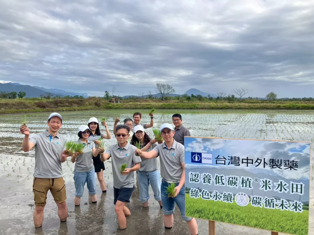 中外製藥長官參與低碳植水田插秧體驗，實踐CSR與ESG永續農業合作